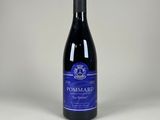 la bouteille de vin est posée sur une surface blanche