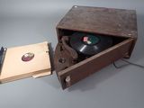 un vieux tourne-disque avec un disque dessus