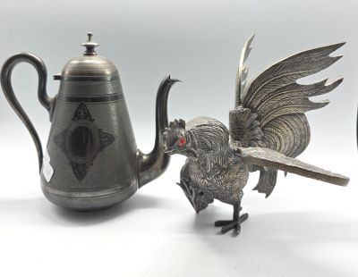 une théière en argent ornée d'un oiseau, à côté d'une autre théière en argent
