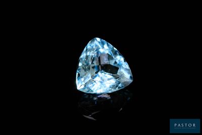 un diamant bleu sur fond noir