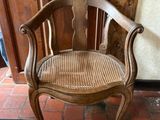 une chaise en bois posée sur un sol en briques