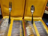 un coffret contenant de l'argenterie sur une table