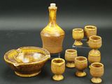 un ensemble de vases et de bols posés sur une table