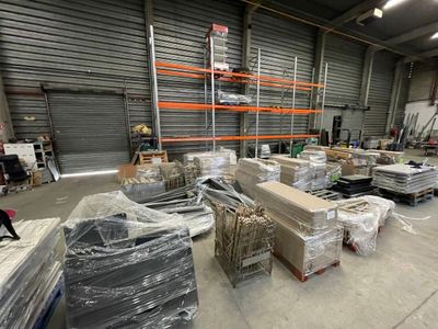 un grand entrepôt rempli de boîtes et de palettes