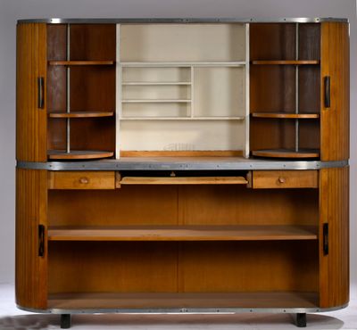 une photo d'une armoire en bois sur laquelle est posé un miroir