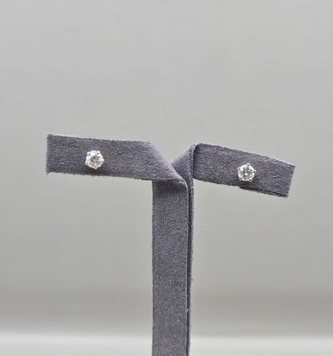 gros plan d'une paire de boucles d'oreilles sur un support