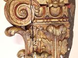 une console en bois surmontée d'une tête de lion