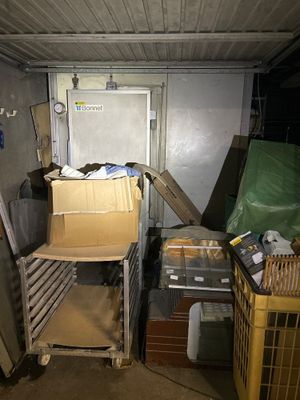 une pièce remplie de cartons et d'autres objets