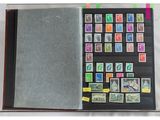 un livre ouvert dont les pages sont couvertes de timbres