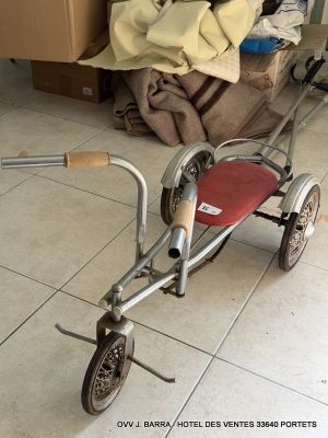 a small child ' s tricycle that is sitting on the floor