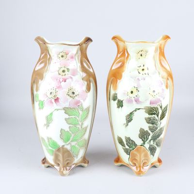 deux vases posés côte à côte sur une table