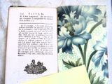 un livre ouvert sur lequel figure l'image d'une fleur