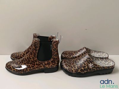 une paire de bottes à imprimé léopard, avec des semelles noires sur un fond blanc
