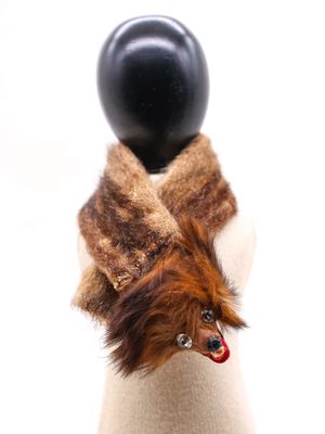 une image représentant un mannequin surmonté d'une fausse tête de chien