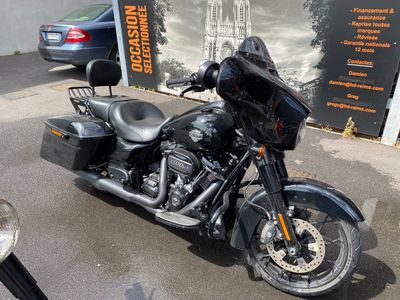 une moto noire garée devant un bâtiment