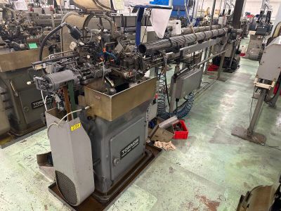 une machine qui se trouve dans une usine où il y a beaucoup de machines