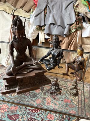 une table en verre sur laquelle se trouve une statue représentant un homme et une femme