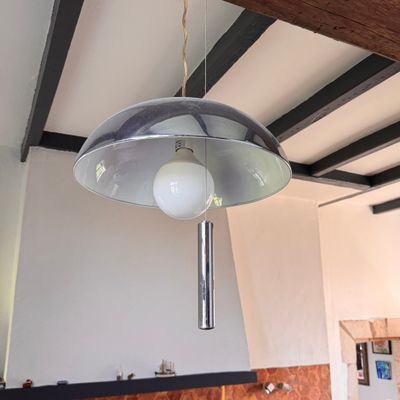 une lampe suspendue au plafond de la pièce
