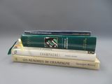 trois livres empilés sur une table