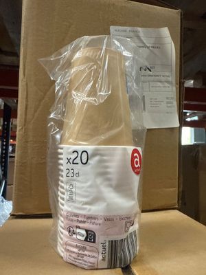 un paquet de papier toilette posé sur une boîte en carton