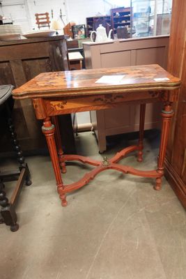 une petite table en bois avec un plateau en marbre dans une pièce