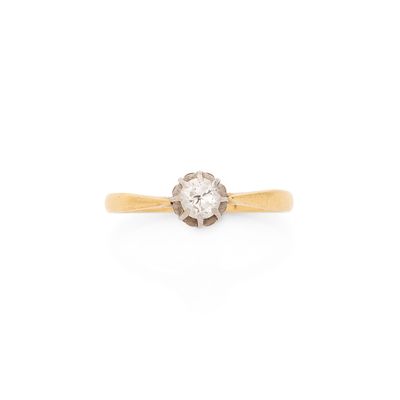 une bague en or jaune sertie d'un diamant blanc au centre