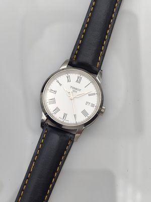 gros plan d'une montre-bracelet avec des chiffres romains