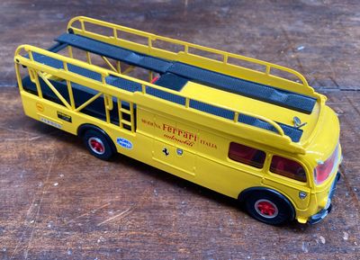 un petit bus jaune en plastique posé sur une table