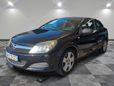 la photo d'une voiture noire garée dans un garage