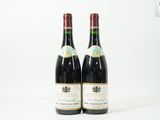 deux bouteilles de vin posées sur une table blanche