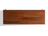 L'étagère murale comporte deux tablettes de chaque côté.