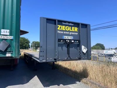 un camion garé à côté d'un immeuble