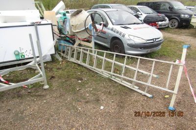 une voiture garée à côté d'une clôture et d'une remorque