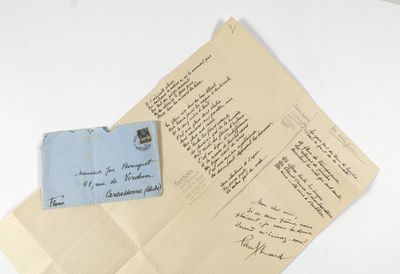 une feuille de papier sur laquelle se trouve une autre feuille de papier