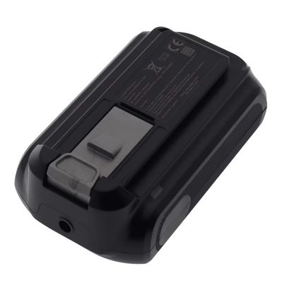 la batterie d'un téléphone portable noir sur fond blanc