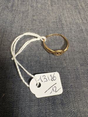 gros plan d'une bague à laquelle est attachée une étiquette de prix