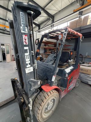 un chariot élévateur à fourche garé dans un entrepôt