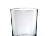 une tasse en verre posée sur une table