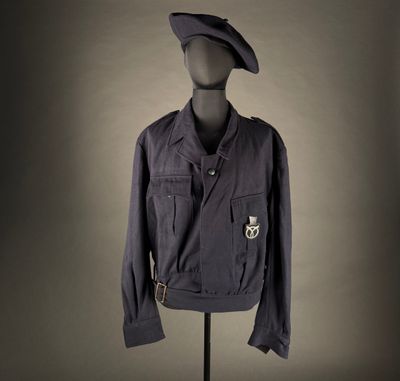 un mannequin coiffé d'un chapeau et vêtu d'une veste