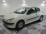 la photo d'une voiture blanche garée dans un garage