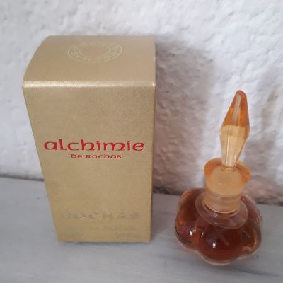 an image of a bottle of perfume sitting next to a box