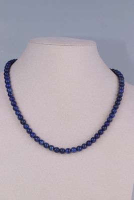 un collier de perles bleues sur un mannequin, un mannequin, un mannequin, un mannequin, un mannequin, un mannequin, un mannequin, un mannequin, un mannequin, un mannequin, un mannequin, un mannequin, un mannequin, un mannequin, un mannequin, un mannequin, un mannequin, un mannequin, un mannequin, un mannequin, un mannequin, un mannequin, un mannequin, un mannequin, un mannequin, un mannequin, un mannequin, un mannequin, un mannequin, un mannequin, un mannequin, un mannequin, un mannequin