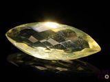 gros plan d'un diamant jaune sur une surface noire