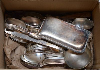 une boîte remplie de cuillères en argent, avec des cuillères à l'intérieur
