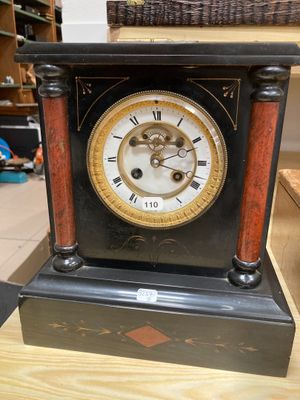 Pendule borne en marbre noir. Montants en forme de demi-colonnes en ma - Photo 1