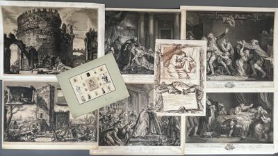 de nombreuses photos de personnes dans une pièce où il y a des tableaux accrochés aux murs