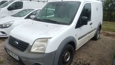 une camionnette blanche garée sur un terrain