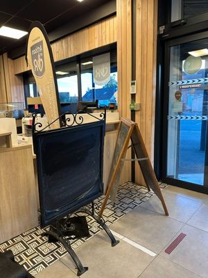 une planche de surf appuyée contre une chaise dans une pièce