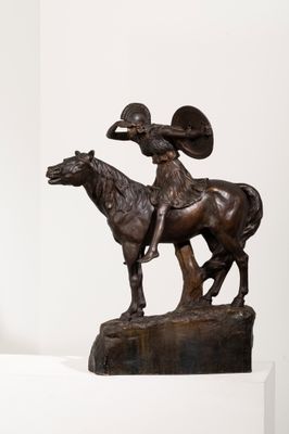 une statue représentant un homme à cheval, posée sur un socle
