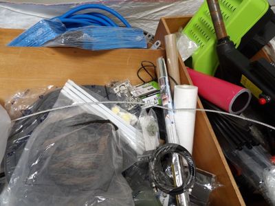 une boîte remplie d'objets divers dans une pièce en désordre